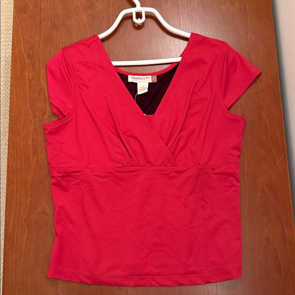 Cute woman’s caps sleeve top in red. NWT